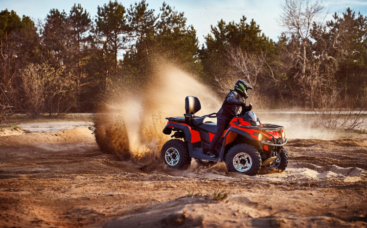 quad na piaszczystym terenie