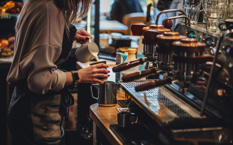 barista podczas pracy