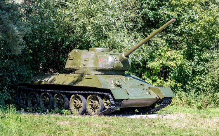 czołg t-34 na trawie