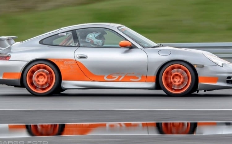 Sportowe Porsche na torze wyścigowym
