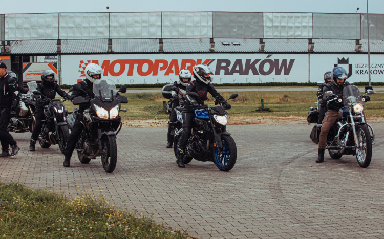 grupa motocyklistów na motoparku