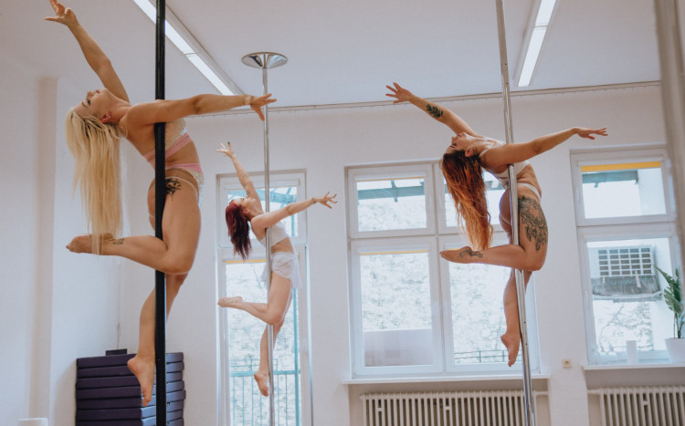 grupa kobiet tańczy pole dance