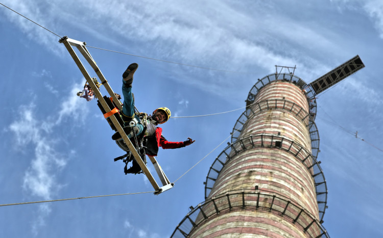 mężczyzna wjeżdża na szczyt wieży big tower w szczecinie