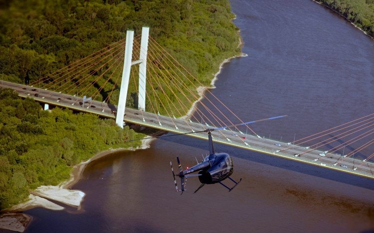 helikopter leci nad rzeką