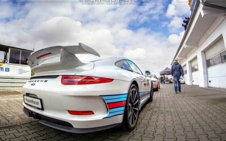 Porsche mknące po torze wyścigowym