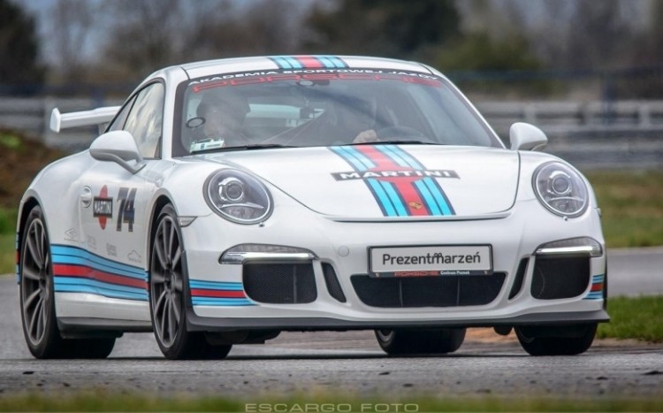 Sportowa sylwetka Porsche 911 mknącego po torze