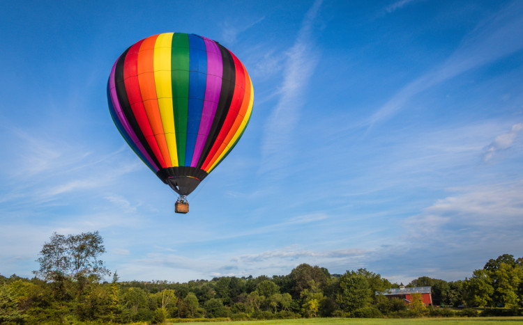 lot balonu nad ziemią