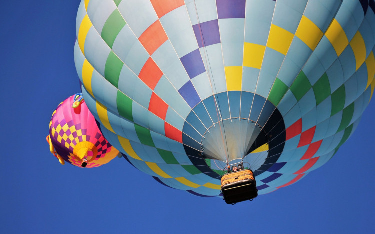 balon od spodu w locie