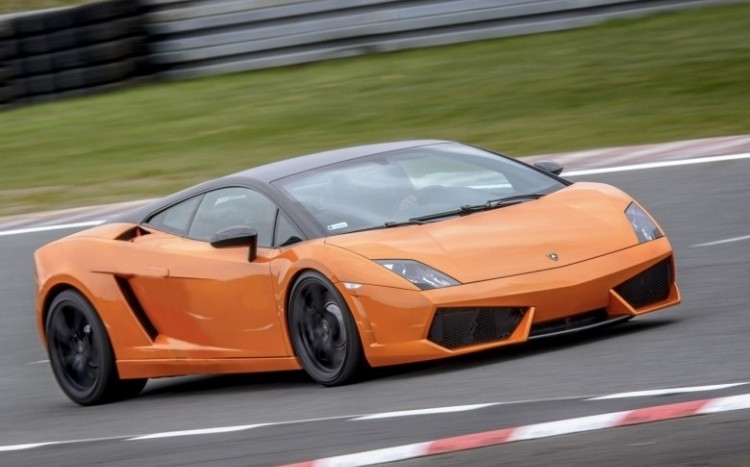Ujęcie na przód oraz prawy bok pędzącego Lamborghini