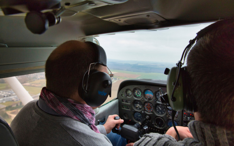 mężczyzna pilotuje samolot