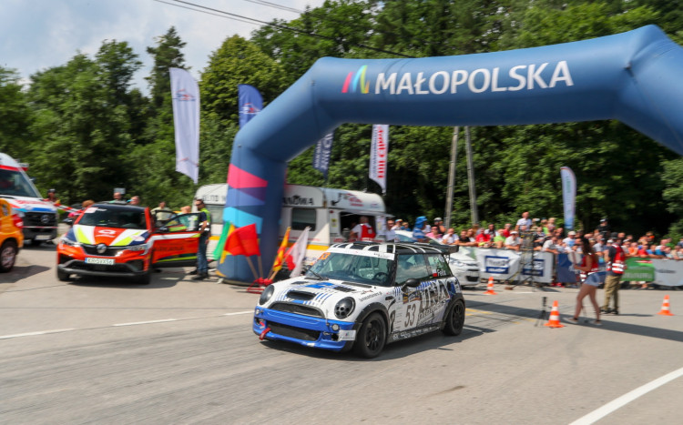 biały mini cooper