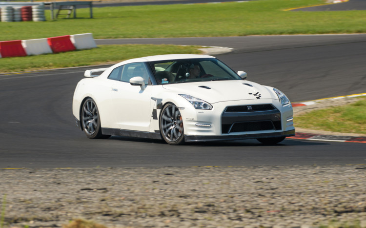 samochód sportowym nissan gtr