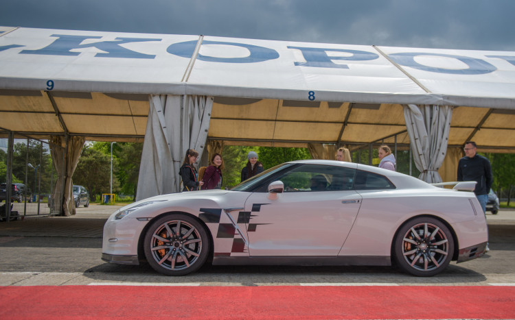 Nissan GTR na torze