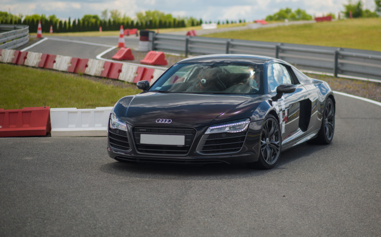 Audi R8 V10 na torze wyścigowym