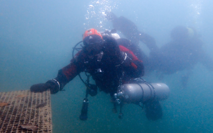 mężczyzna pod wodą 