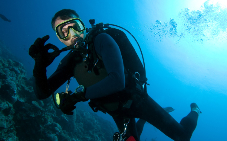 mężczyzna robi znak ok podczas nurkowania