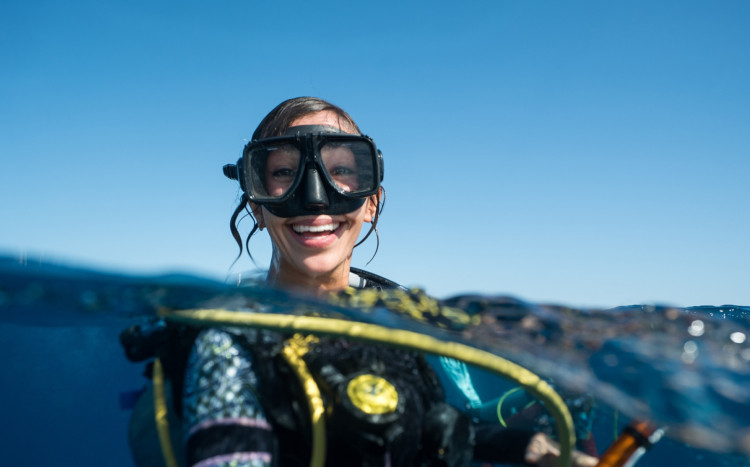 kobieta w masce do nurkowania