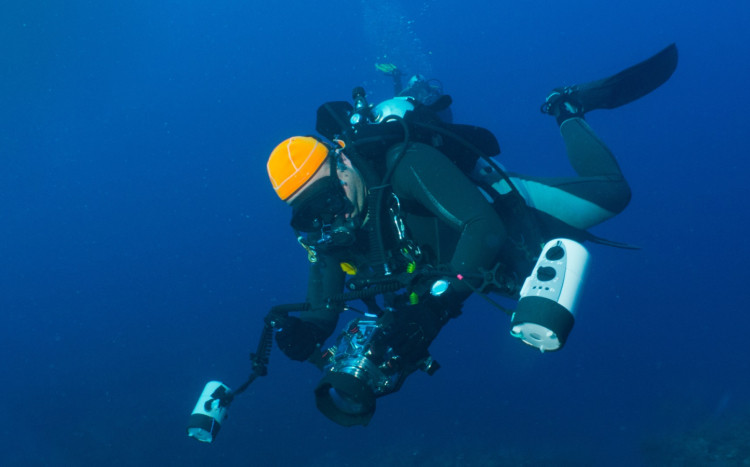 mężczyzna filmuje pod wodą