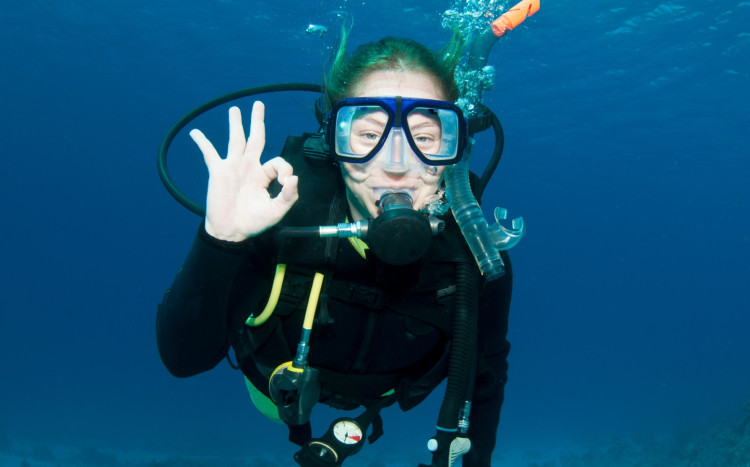 kobieta pokazuje znak ok podczas nurkowania