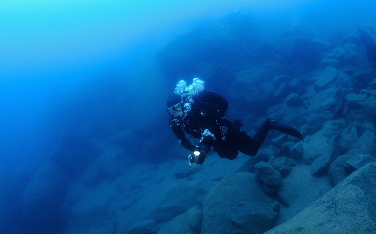 nurek próbuje utrzymać sylwetkę w poziomie