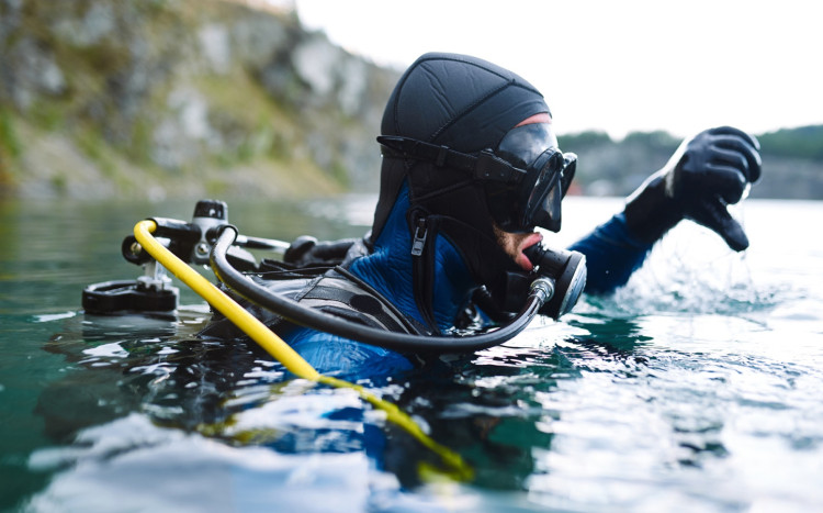 mężczyzna w wodzie