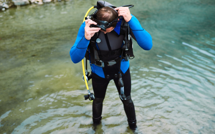 mężczyzna ubrany w skafander do nurkowania