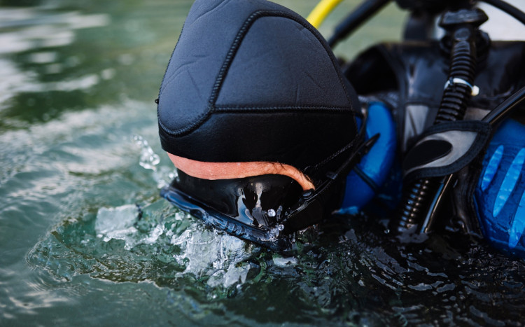 nurek zanurza głowę pod wodę