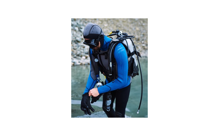 mężczyzna zakłada rękawice do nurkowania