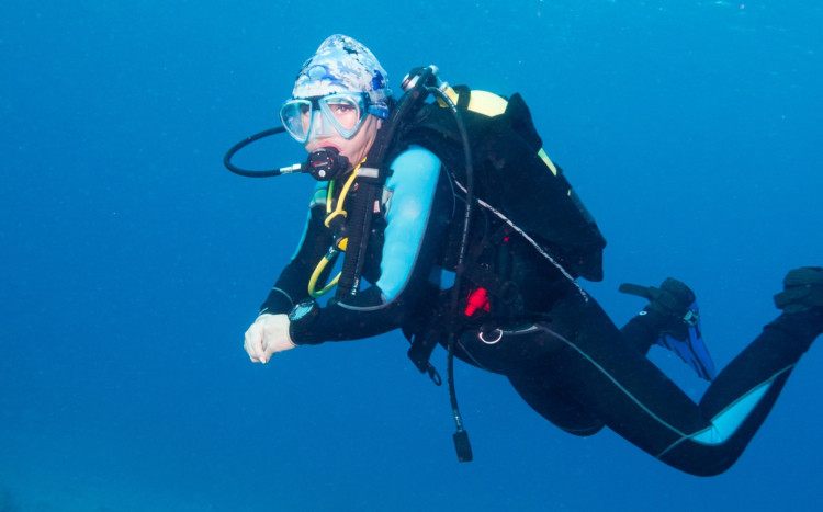 kobieta podczas nurkowania z nitroxem