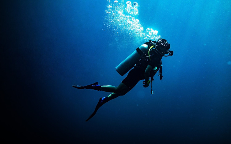 nurek pod  wodą z butlą tlenową