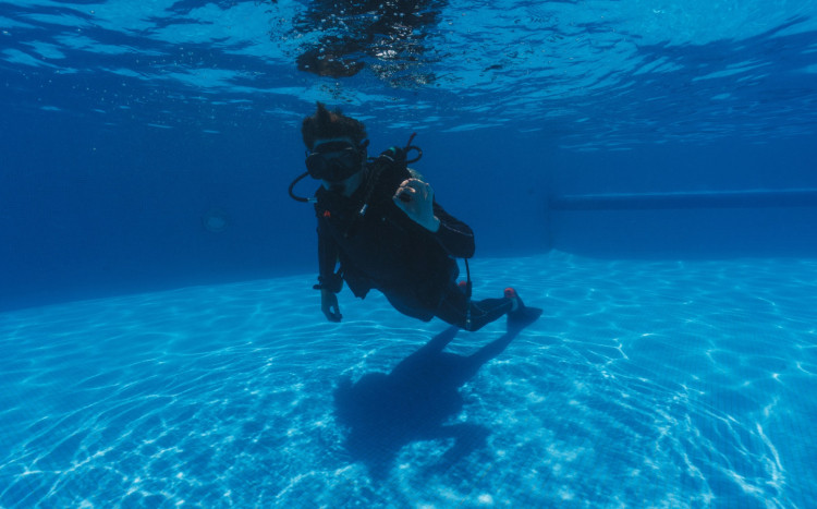 mężczyzna uczy się nurkować