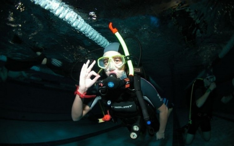 Nurek leżący na dnie basenu