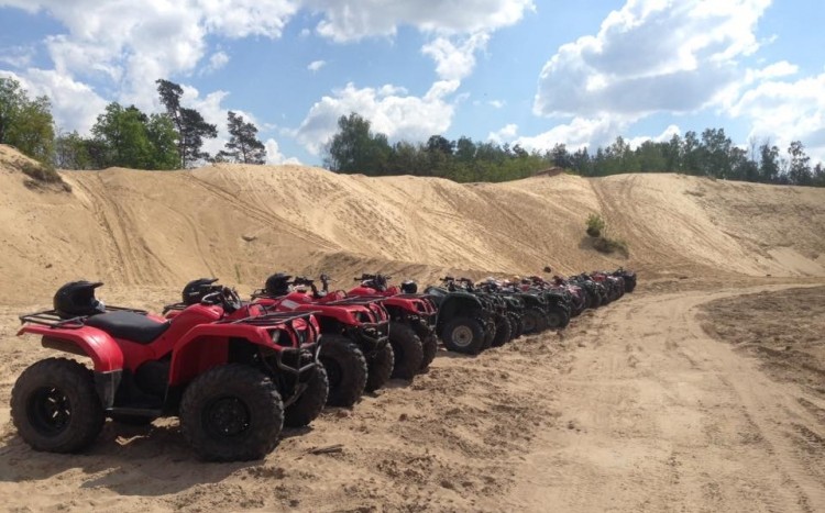 Quady zaparkowane przy szosie