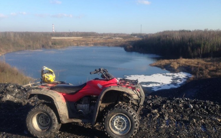 Quad na tle jeziora