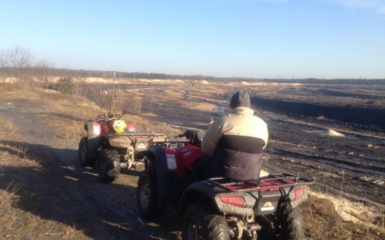 Mężczyzna tyłem na quadzie