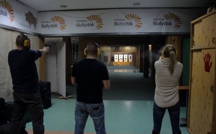 Trzy osoby na strzelnicy