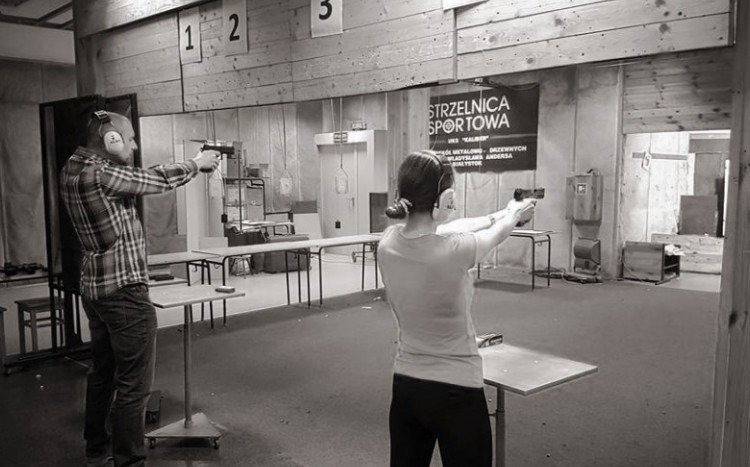 Kobieta i mężczyzna oddają strzał