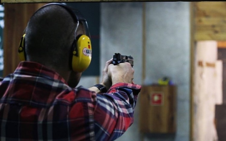 Mężczyzna celuje do tarczy