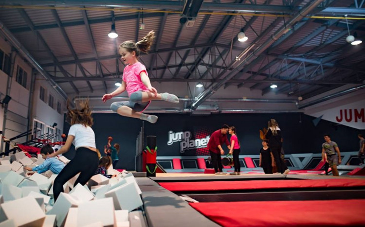 skoki na trampolinach