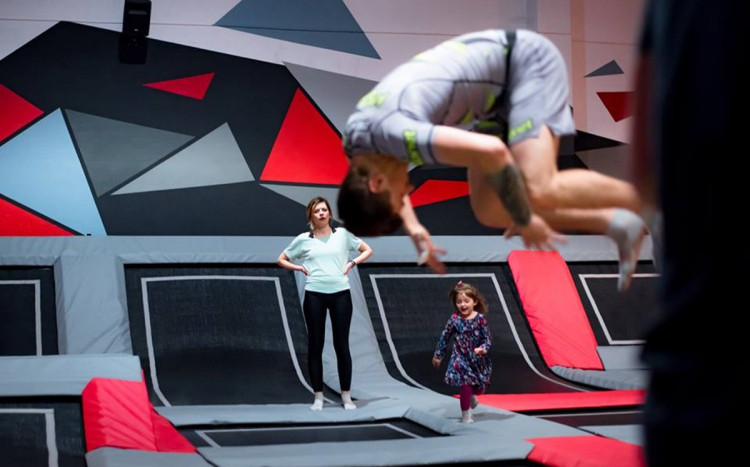 akrobacje na tramolinach