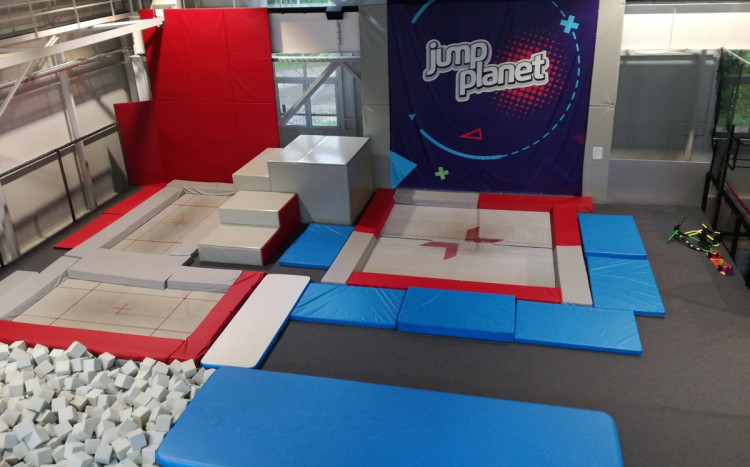 wyposażenie parku trampolin