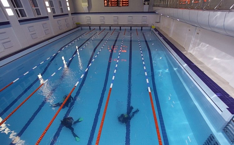 nauka nurkowania na basenie