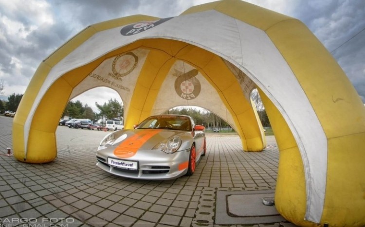 Srebrne Porsche na pomarańczowych felgach