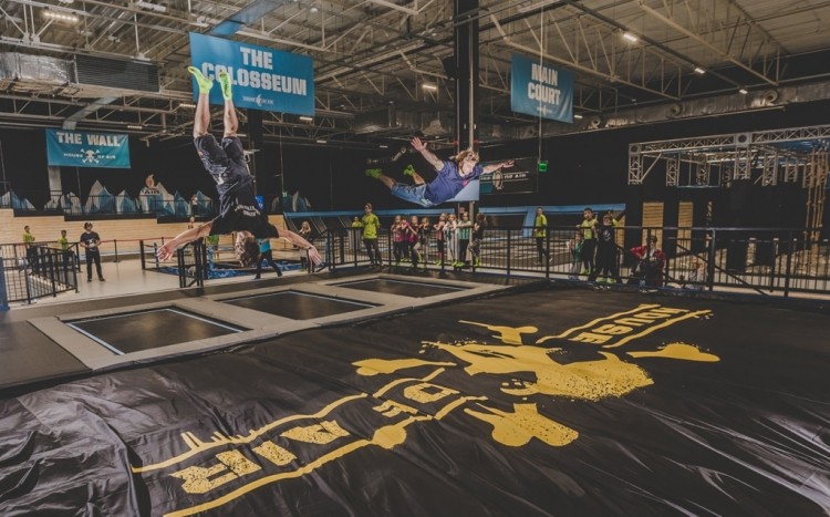 skoki na trampolinach