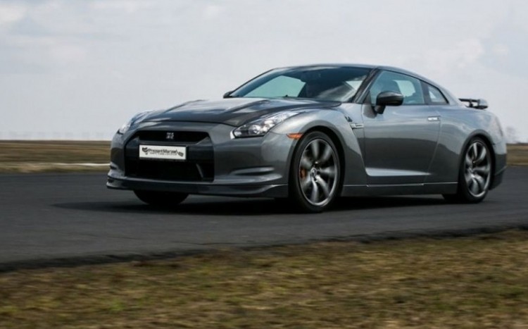 Grafitowy Nissan GT-R
