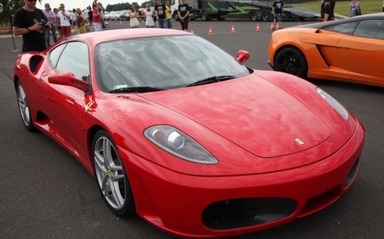 Czerwone Ferrari na terenie toru, widok na tył auta