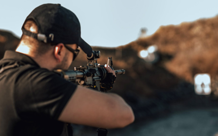 strzelanie z broni bojowej