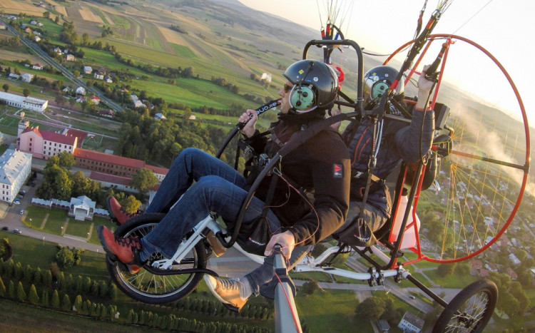 Dwie osoby w motoparalotni