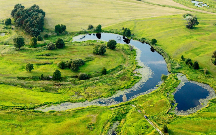 Widok na rzekę podczas lotu motoparalotnią
