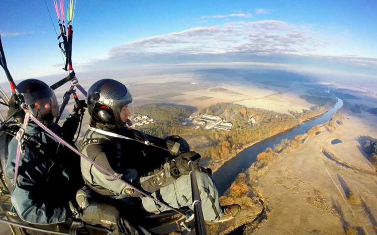 Lot z pilotem widok na rzeki oraz pola